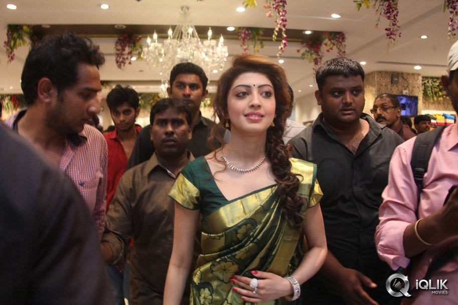 Pranitha-Launches-RS-Brothers-Showroom